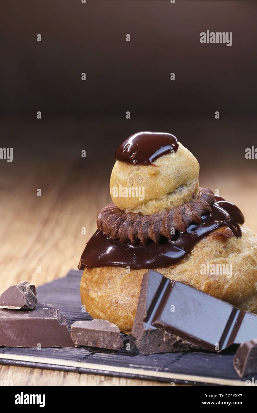 Pâtisserie française religieuse au chocolat sur une table Banque D'Images