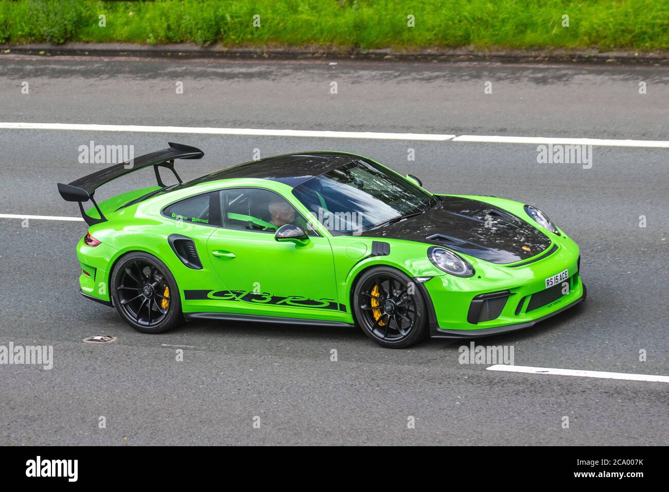 2019 vert Porsche 911 GT3 RS S-A ; véhicules mobiles pour la circulation routière, voitures conduisant des véhicules sur les routes britanniques, moteurs, motorisation sur le réseau d'autoroute M6. Banque D'Images