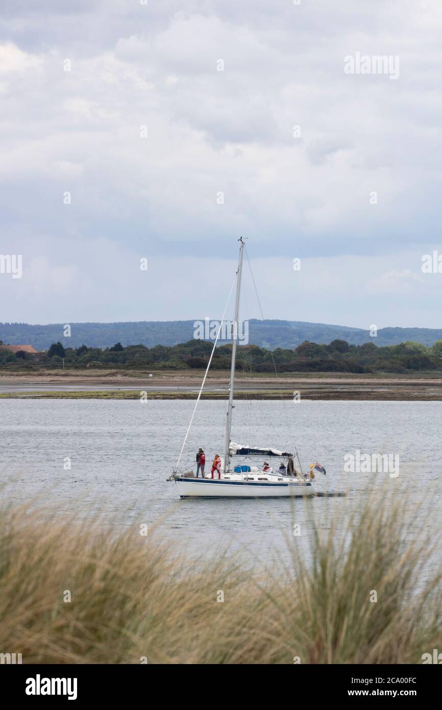 Bateau à voile entrant dans West Wittering depuis la Manche Banque D'Images