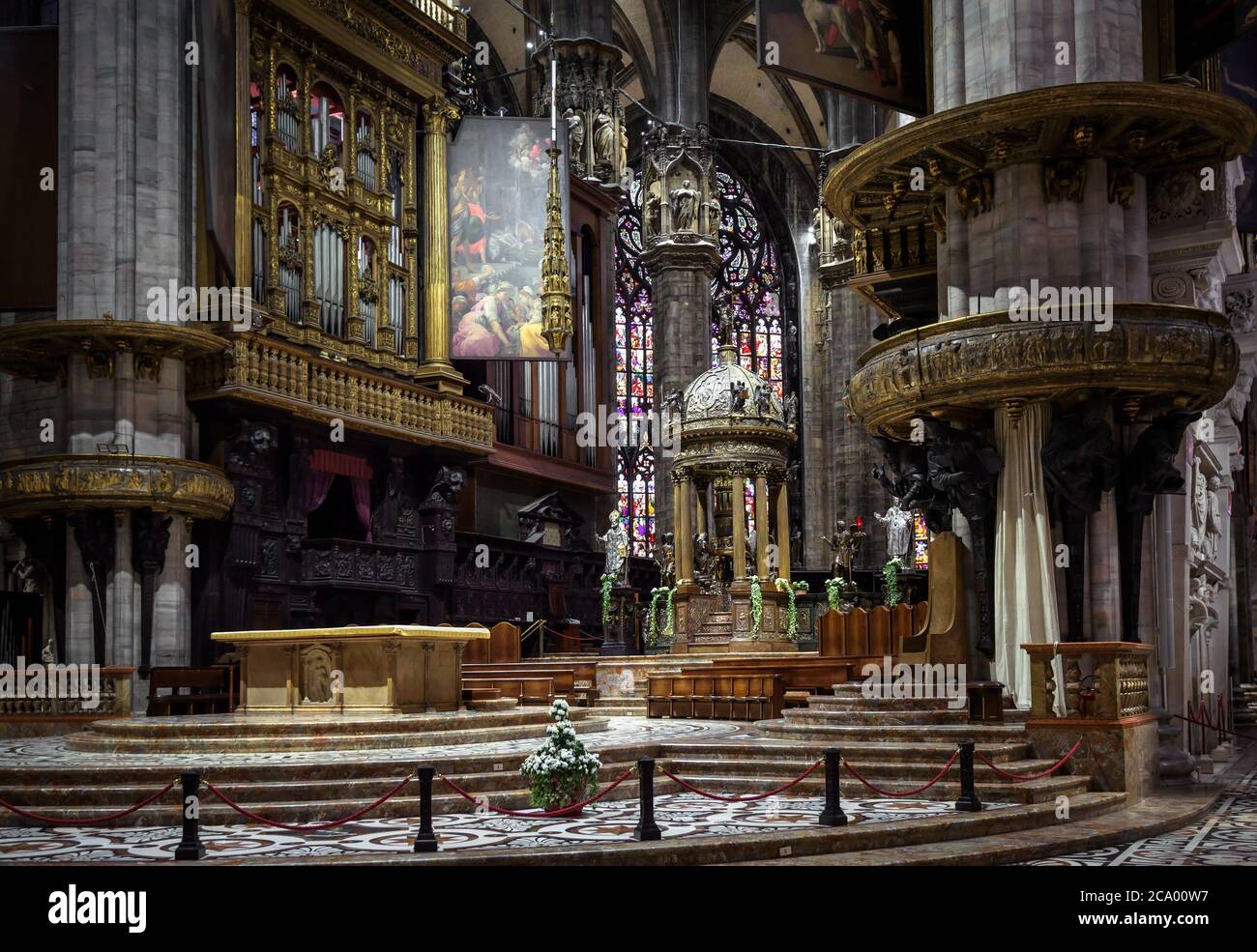 Milan, Italie - 16 mai 2017 : à l'intérieur de la vieille cathédrale de Milan ou du Duomo di Milano. Il est célèbre église catholique, point de repère de Milan. Intérieur de la goth sombre Banque D'Images