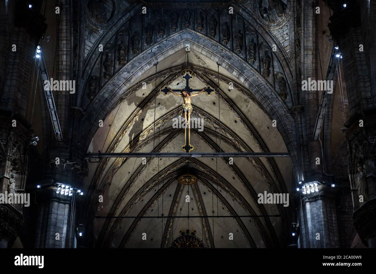 Milan, Italie - 16 mai 2017 : statue de Jésus Christ crucifié à l'intérieur de la cathédrale de Milan. Sainte croix à l'intérieur de l'église catholique foncée, vue sur le crucifix Banque D'Images