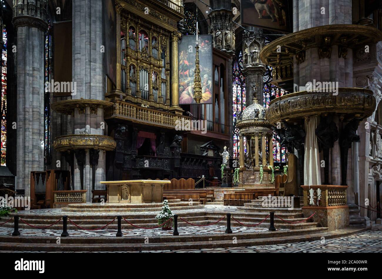 Milan, Italie - 16 mai 2017 : intérieur de l'ancienne cathédrale de Milan ou Duomo di Milano. Il est célèbre église catholique, point de repère de Milan. Dans l'obscurité Banque D'Images