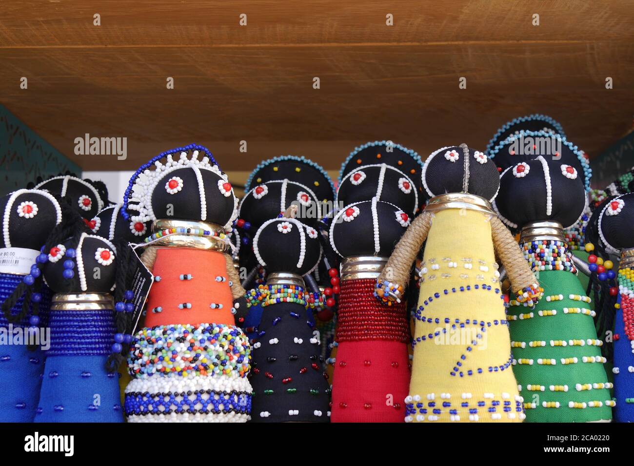 Gros plan sur des poupées-souvenirs colorées faites à la main ornées de perles, Afrique du Sud Banque D'Images