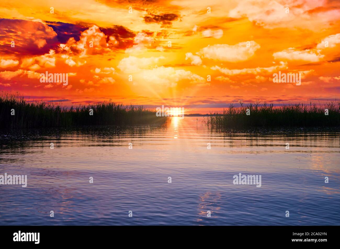 Coucher de soleil spectaculaire au-dessus du lac Chiemsee en Bavière, Allemagne Banque D'Images