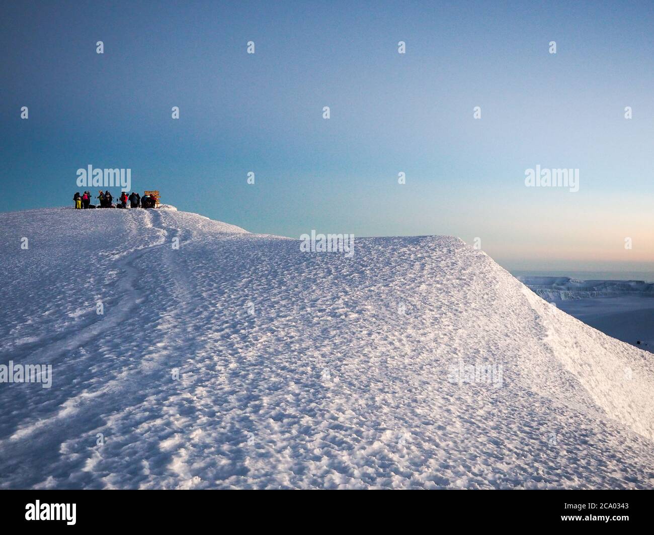 les randonneurs sur la crête montent kilimanjaro le plus haut sommet d'afrique. Banque D'Images