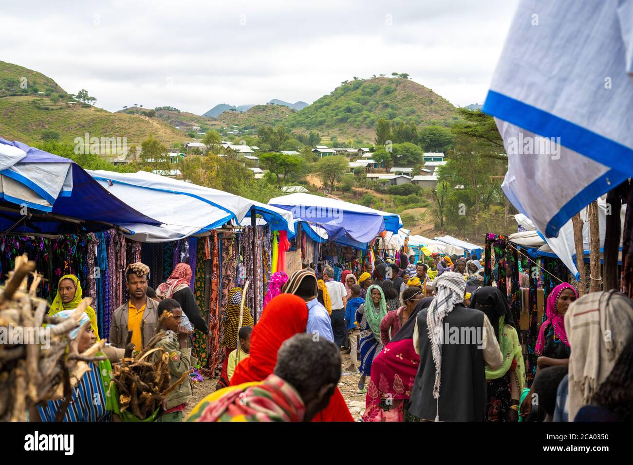 Les gens au marché de l'habillement, province de Wollo, région d'Amhara, Éthiopie, Afrique Banque D'Images