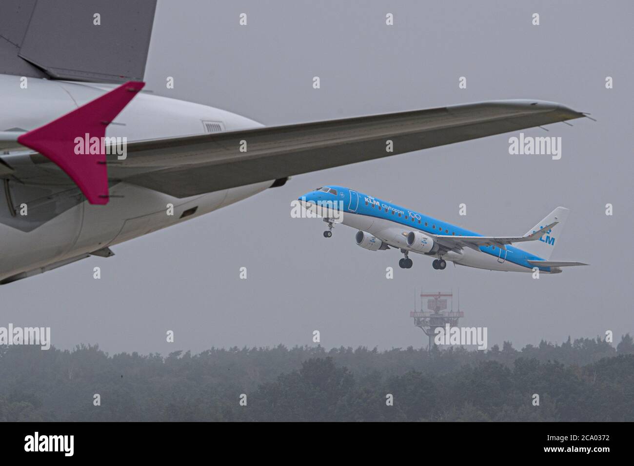 Dresde, Allemagne. 03ème août 2020. Un avion Embraer de la compagnie aérienne néerlandaise KLM part de l'aéroport international de Dresde à Amsterdam-Schiphol. L'aéroport de Dresde est de nouveau relié au centre international Amsterdam-Schiphol depuis lundi après une pause obligatoire de plus de quatre mois en raison de la pandémie de Corona. KLM Royal Dutch Airlines prend initialement la route cinq fois par semaine. Six correspondances hebdomadaires sont prévues à partir de septembre et des connexions quotidiennes à partir d'octobre, a annoncé Mitteldeutsche Flughafen AG. Credit: Robert Michael/dpa-Zentralbild/dpa/Alay Live News Banque D'Images