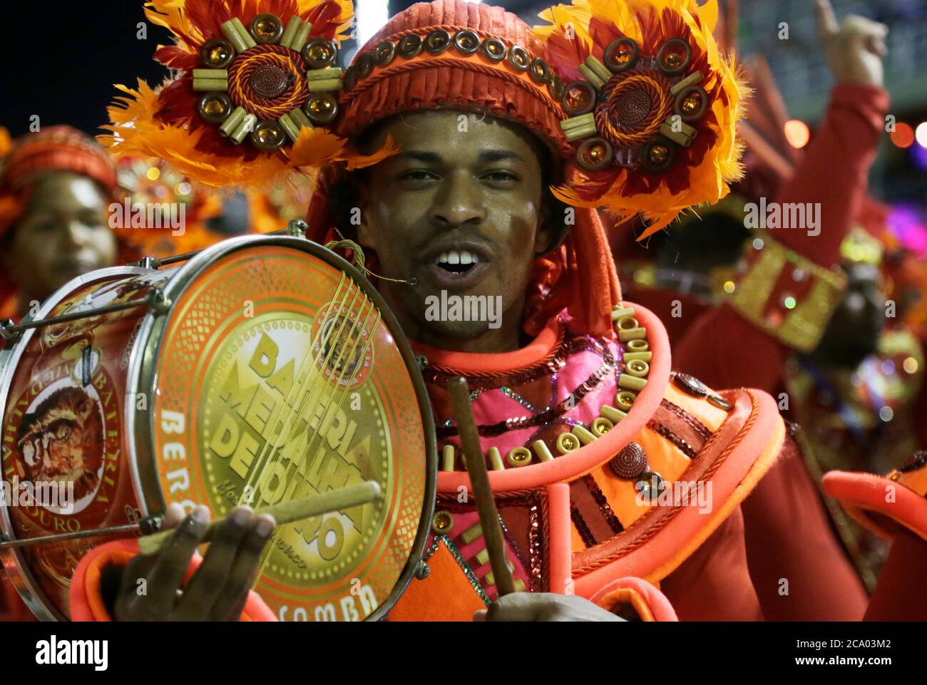 Rio de Janeiro, le 23 février 2020 Carnaval UN fêtard de l'école Estacio de sa samba se produit pendant la parade Banque D'Images