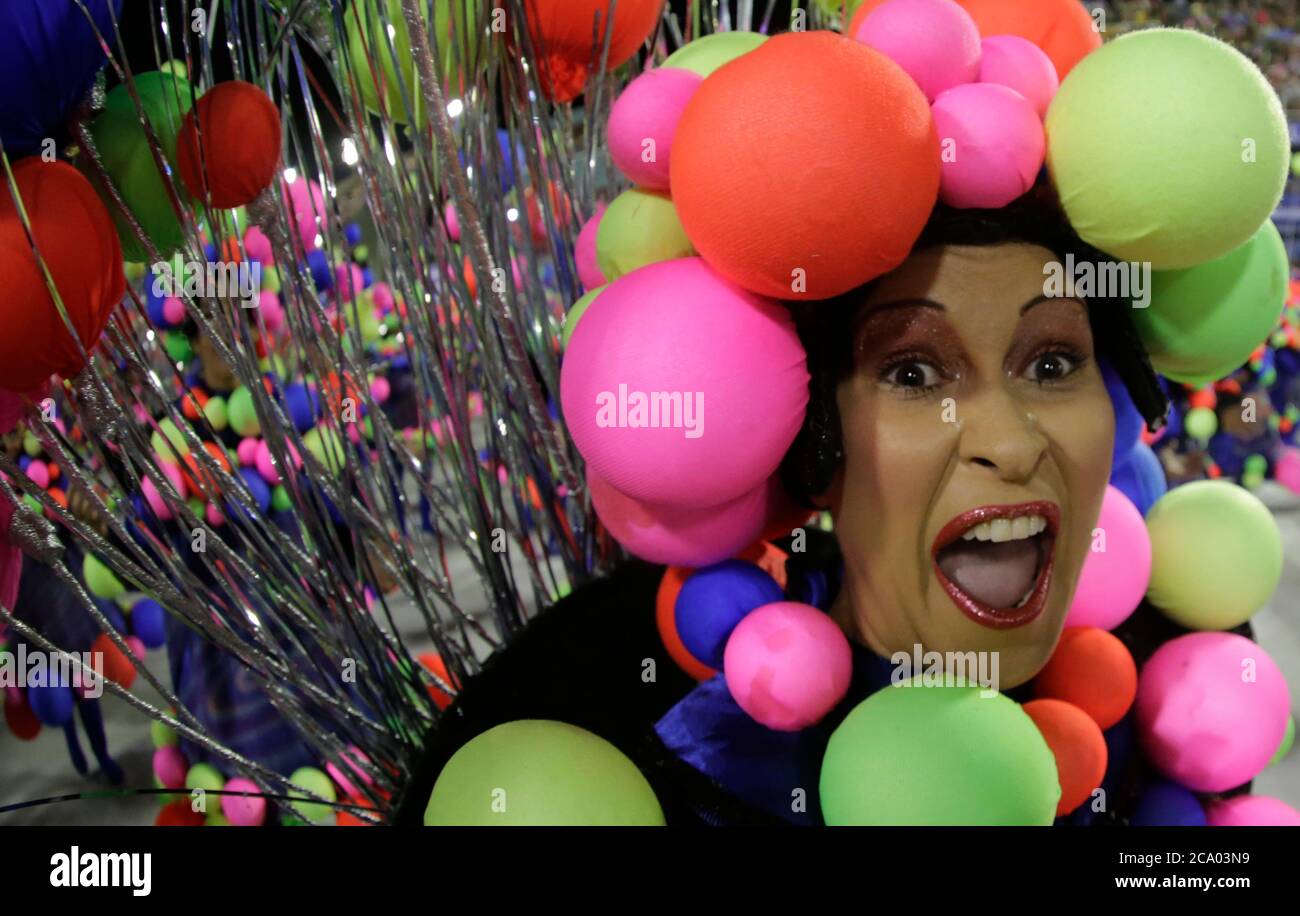 Rio de Janeiro, le 23 février 2020 Carnaval UN fêtard de l'école Estacio de sa samba se produit pendant la parade Banque D'Images