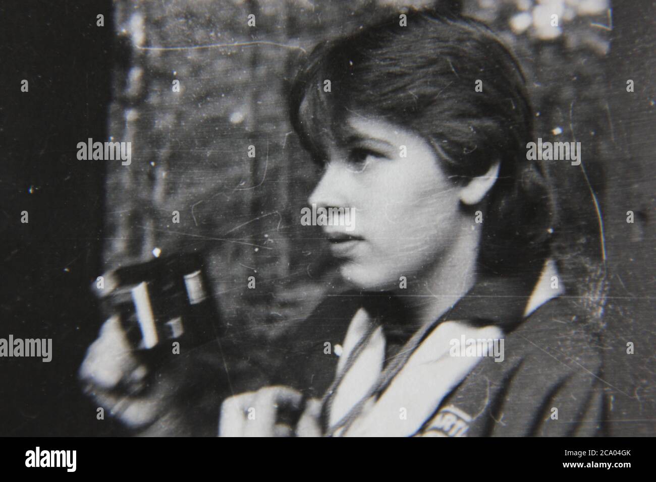 Fin années 1970 vintage noir et blanc photographie de filles scouts ayant le plaisir tout en campant dans le grand extérieur. Banque D'Images