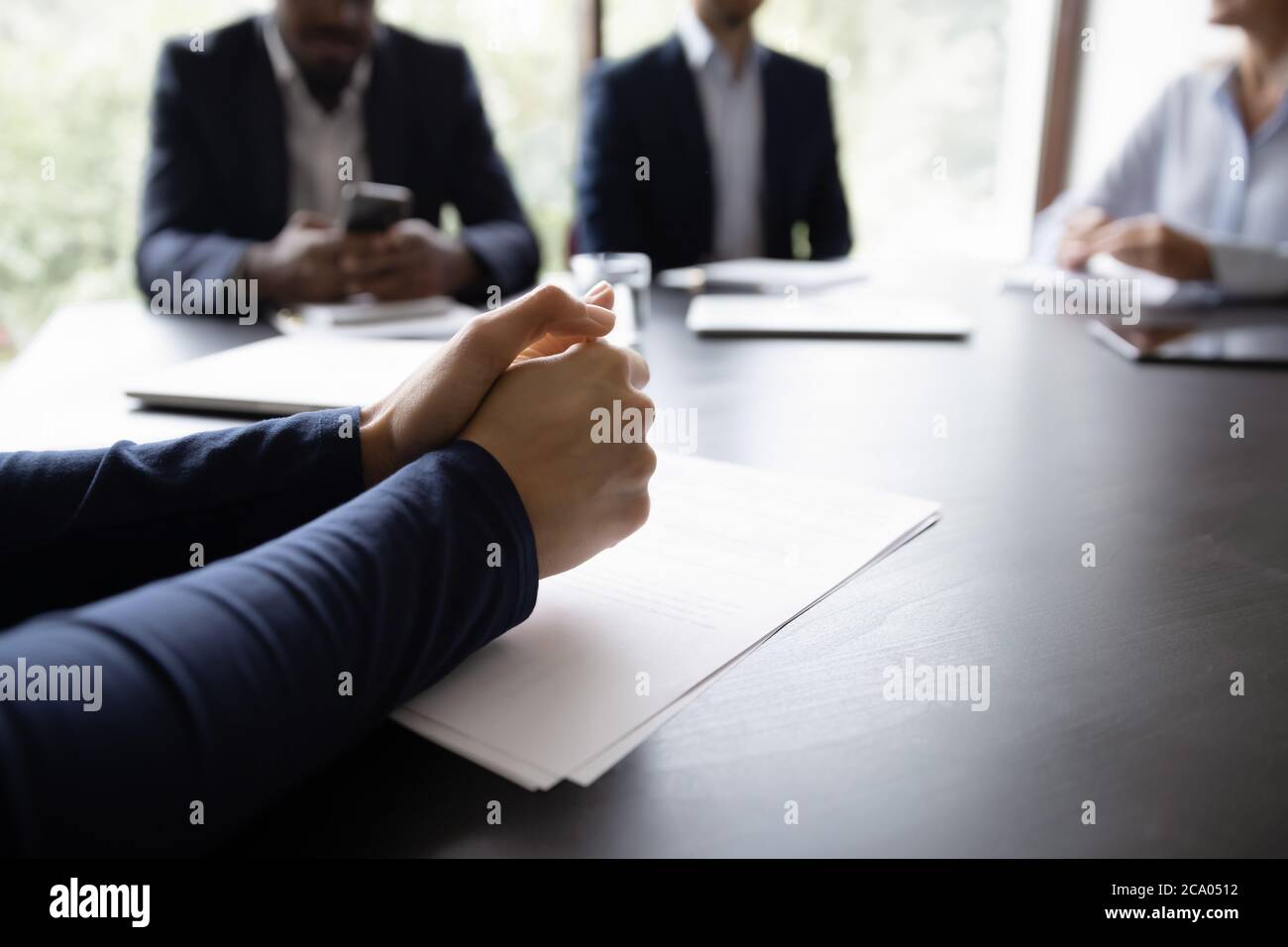 L'homme d'affaires participe à la réunion, met ses mains sur la table de clôture Banque D'Images