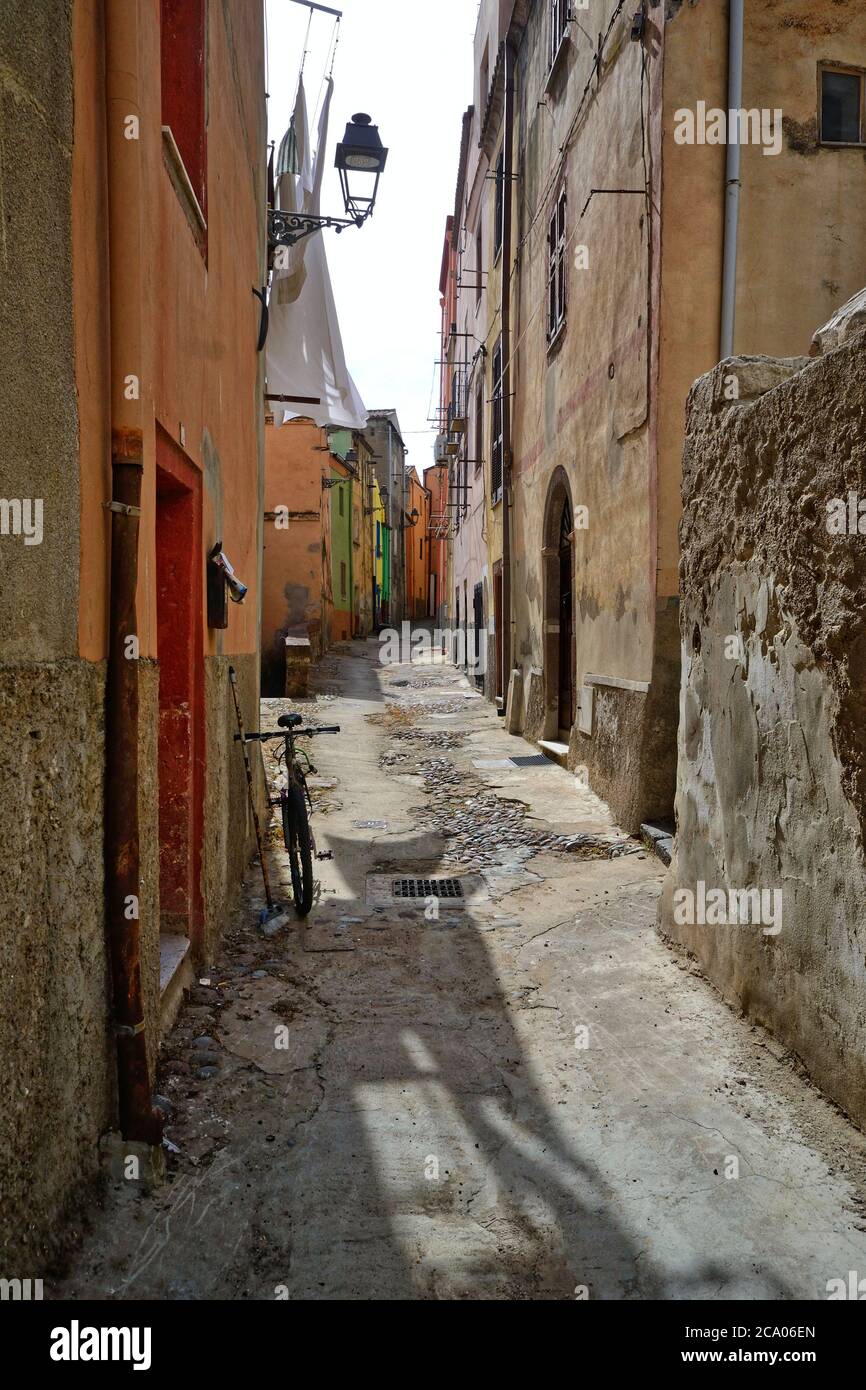vue panoramique sur une rue typique de la vieille ville de bosa, sardaigne, italie Banque D'Images
