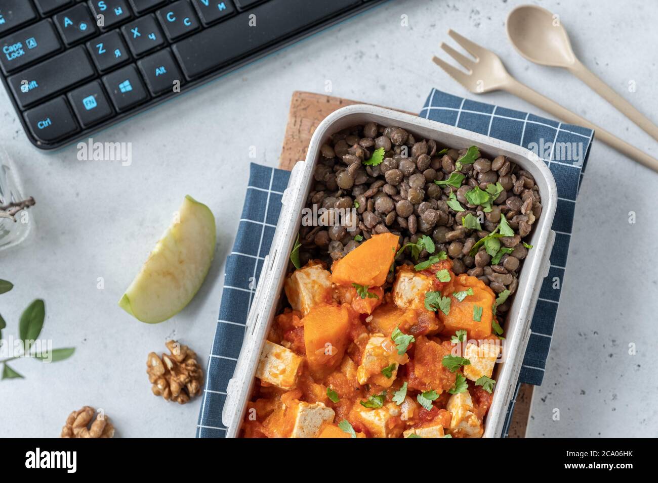 Tofu et curry de patates douces avec lentilles Banque D'Images