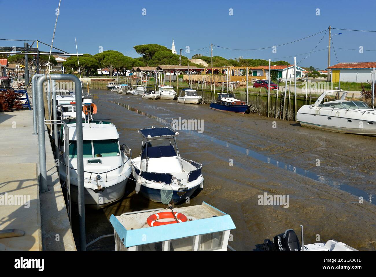 Bateaux et barges dans le port ostreicole à marée basse d'Audenge, commune est un situé sur la rive nord-est de la baie d'Arcachon, dans le département de Gironde Banque D'Images