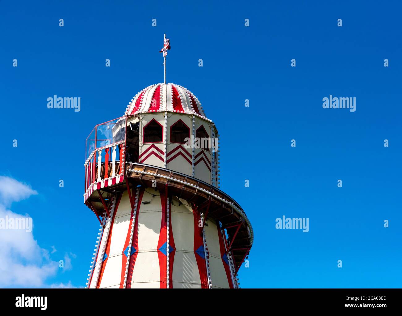 Un squelette d'helter coloré contre un ciel bleu ensoleillé, Royaume-Uni Banque D'Images Un squelette d'helter coloré contre un ciel bleu ensoleillé, Royaume-Uni Banque D'Images