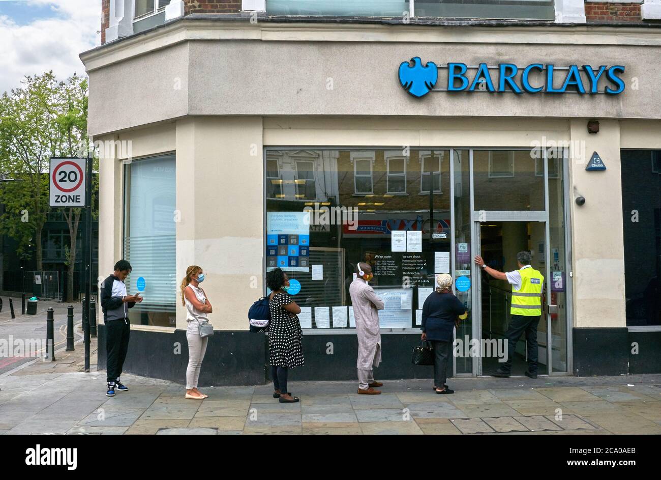 requing pour banque, file d'attente pandémique. Barclays Bank pendant une pandémie Banque D'Images requing pour banque, file d'attente pandémique. Barclays Bank pendant une pandémie Banque D'Images
