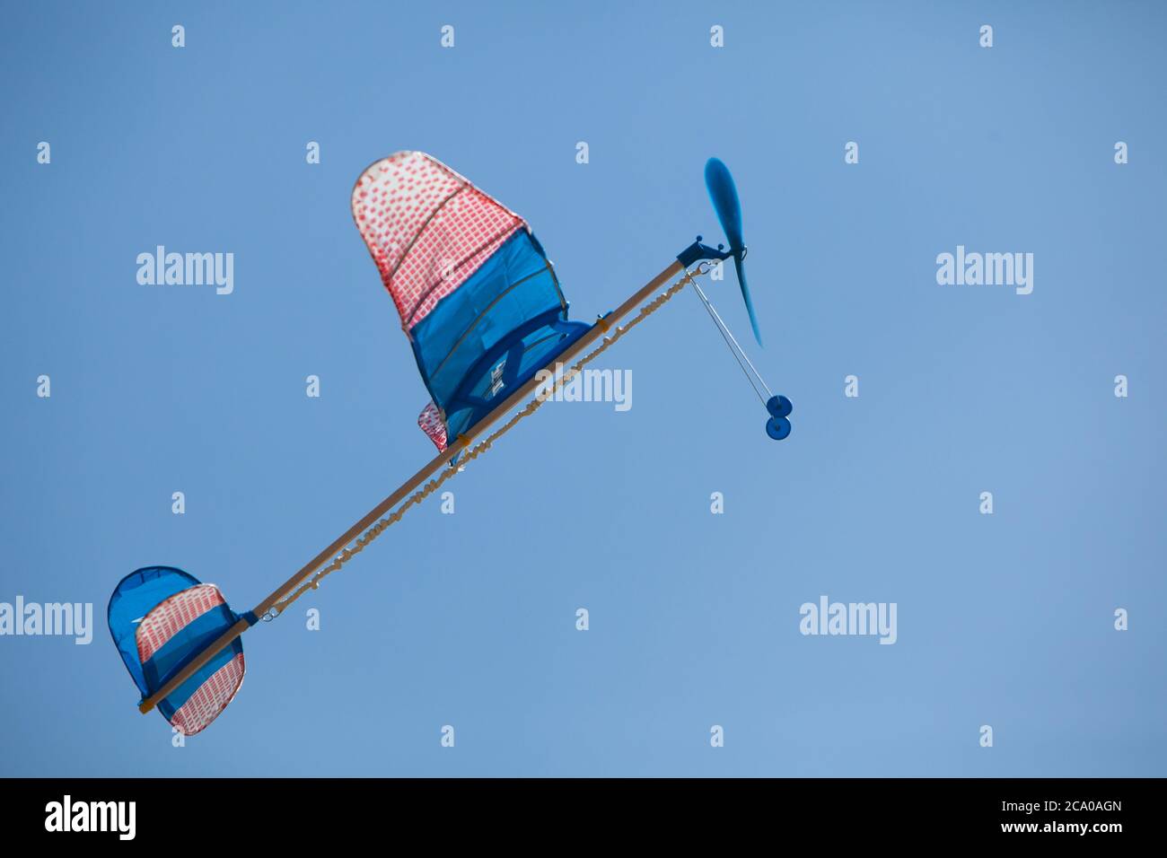 Planeur en caoutchouc volant dans le ciel. Avion modèle. Banque D'Images