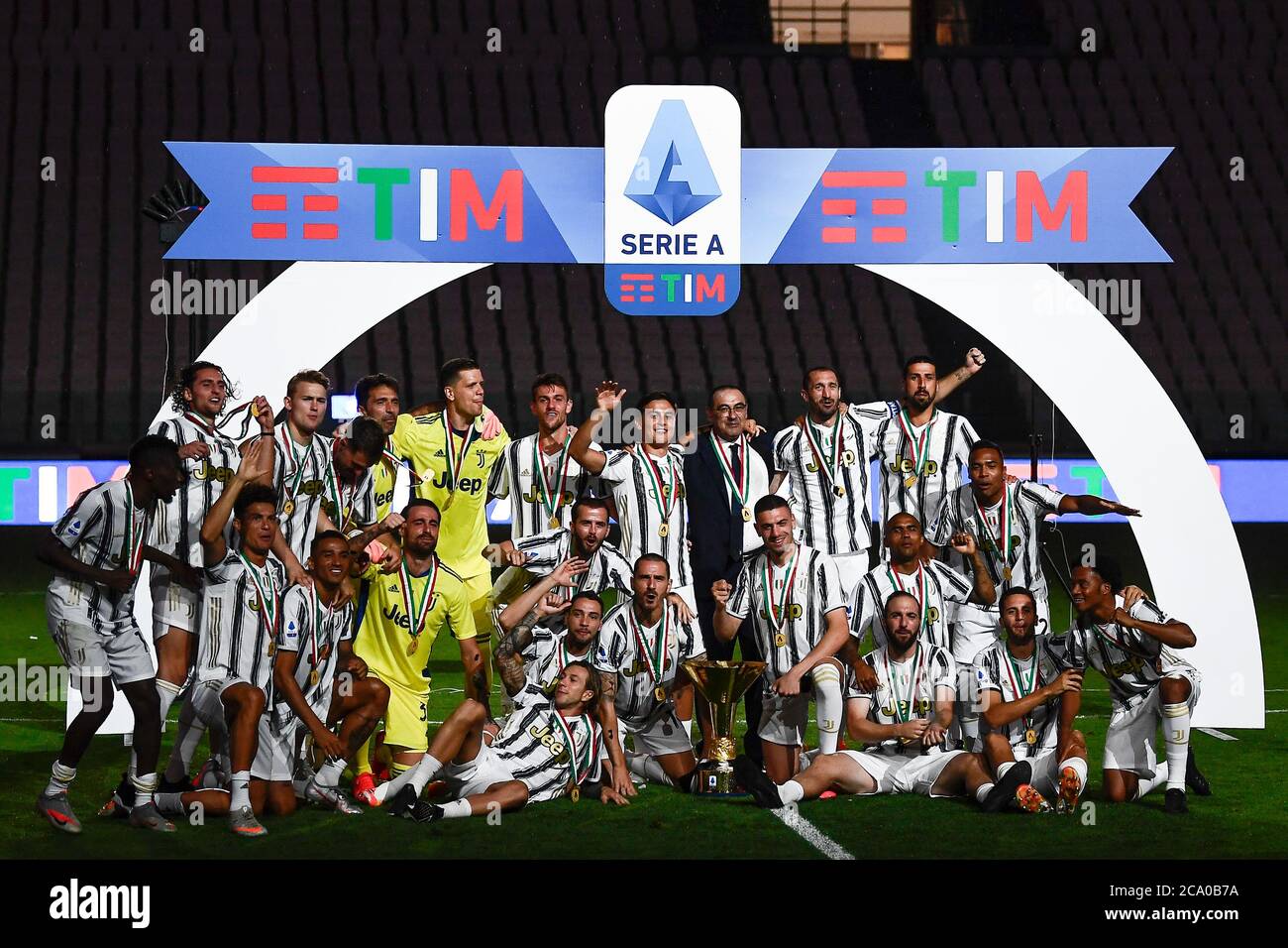 Turin, Italie - 01 août 2020 : les joueurs de Juventus FC célèbrent avec le trophée lors de la cérémonie de remise de prix pour Serie UN titre 2019-2020 (scudetto) à la fin de la série UN match de football entre Juventus FC et AS Roma. Juventus FC a gagné 9e série UN titre de suite. Credit: Nicolò Campo/Alay Live News Banque D'Images