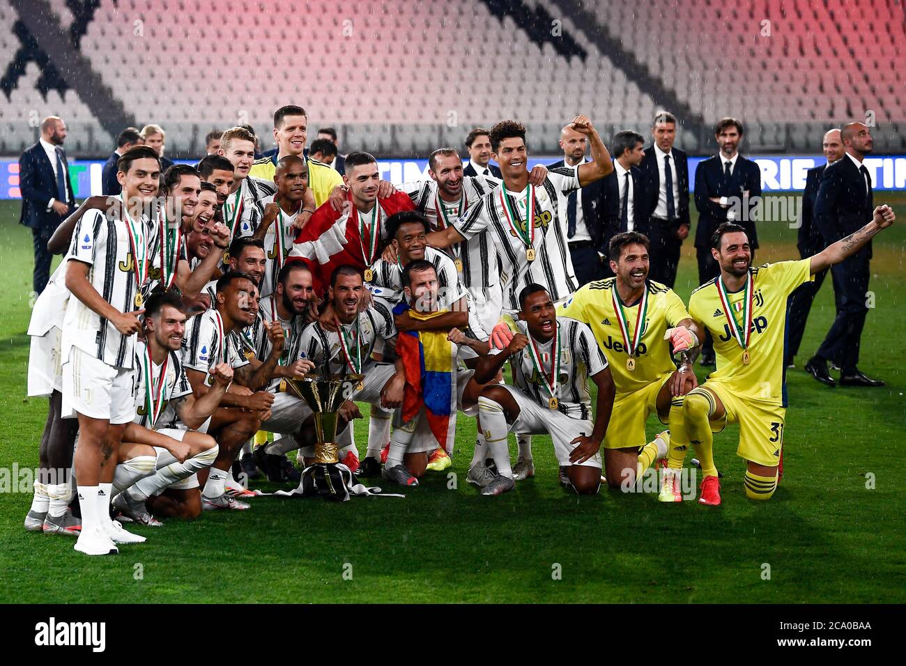 Turin, Italie - 01 août 2020 : les joueurs de Juventus FC célèbrent avec le trophée lors de la cérémonie de remise de prix pour Serie UN titre 2019-2020 (scudetto) à la fin de la série UN match de football entre Juventus FC et AS Roma. Juventus FC a gagné 9e série UN titre de suite. Credit: Nicolò Campo/Alay Live News Banque D'Images