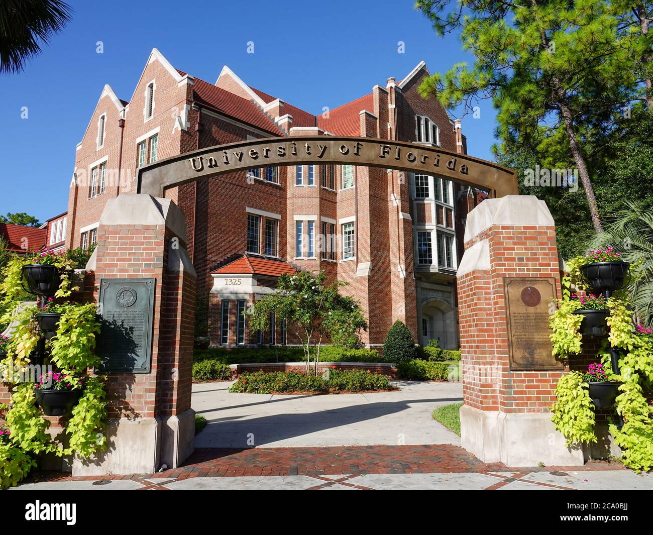 Entrée piétonne à l'Université de Floride, porte Bob Brockman devant l'école de commerce, Heavener Hall, Gainesville, Floride, États-Unis. Banque D'Images