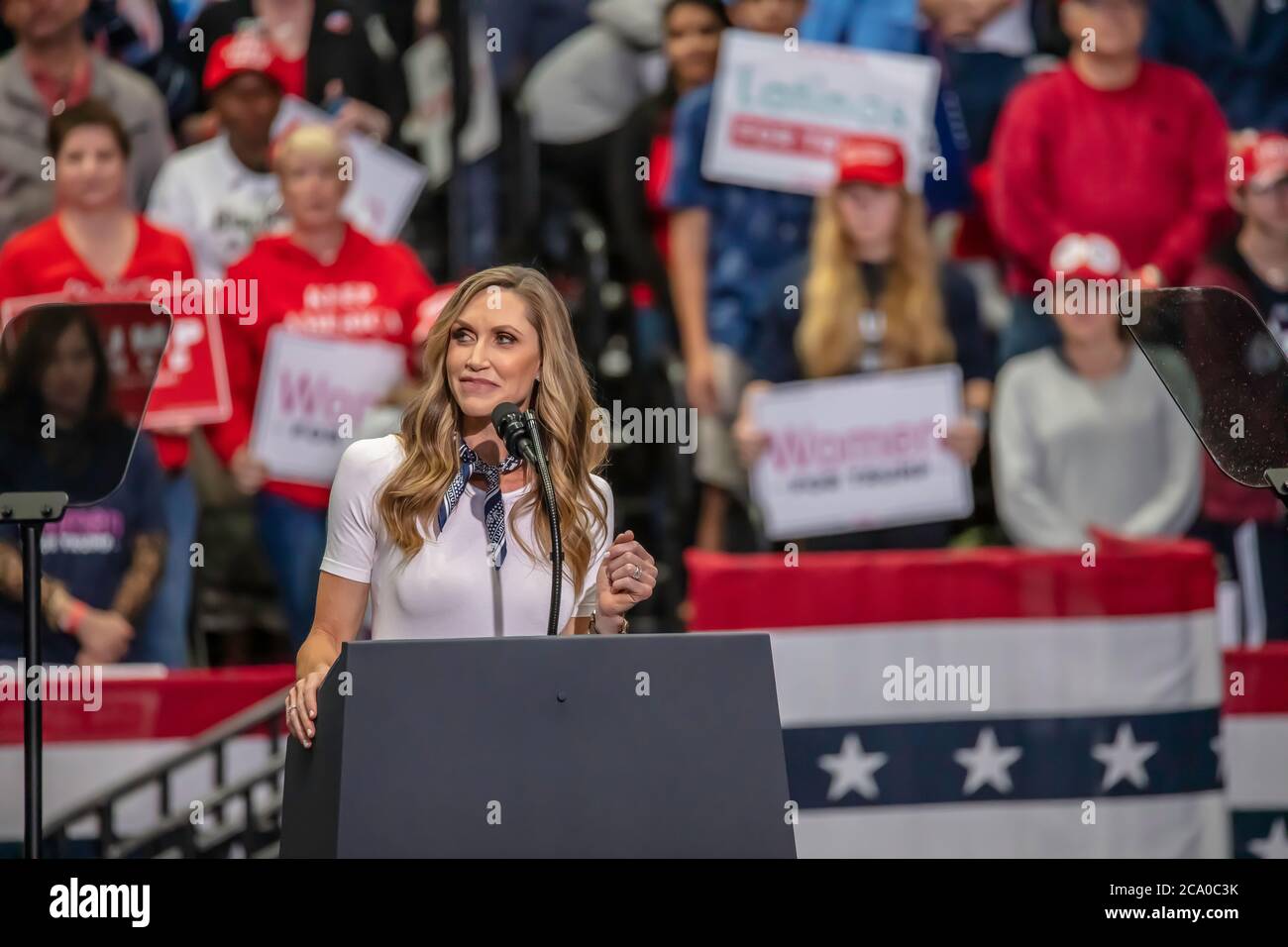 Lara Trump enflamme les partisans avant le président Trump prononcer son discours de campagne Banque D'Images