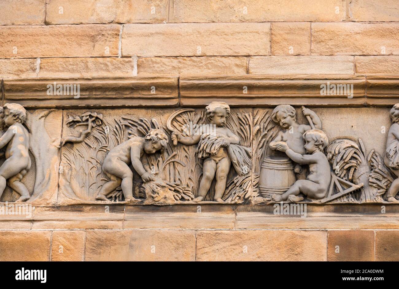 Détail de la frise sculptée des enfants putti récolte du blé par John Rhind dans l'ancien bâtiment de Corn Exchange, Leith, Édimbourg, Écosse, Royaume-Uni Banque D'Images