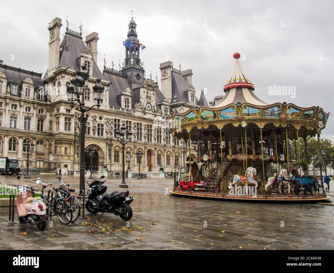 Un carrousel en face de l'Hôtel de ville, l'hôtel de ville de Paris, photographié tôt le matin lors d'un jour de pluie à Paris, France Banque D'Images