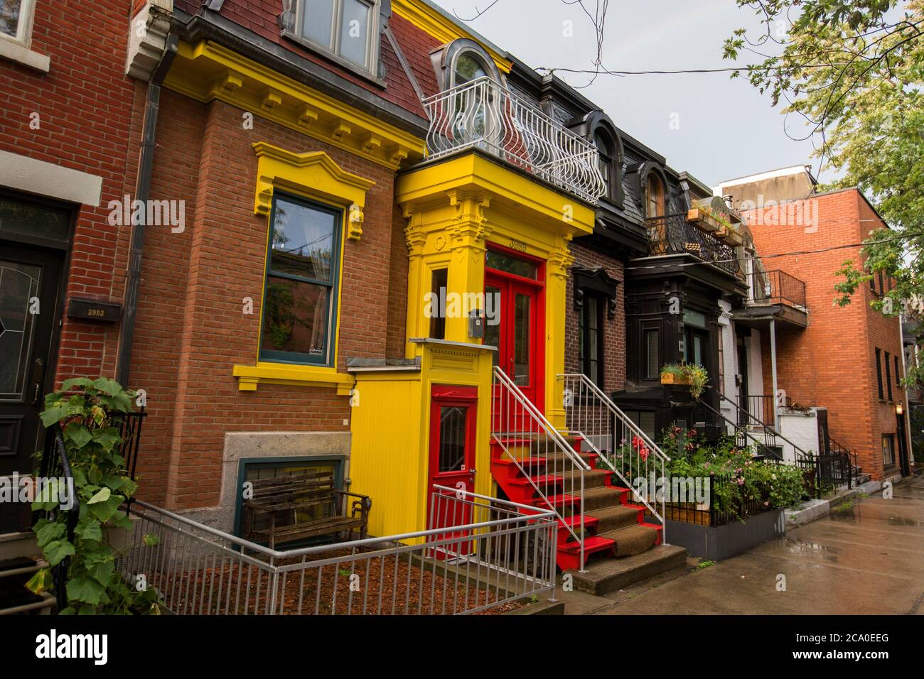 Partie de maisons victoriennes vues du côté ouest avec La couleur du toit à Montréal Banque D'Images