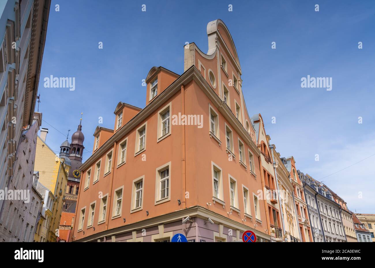 Les charmantes rues de la vieille ville de Riga, Ltvia. Fondée en 1209, sa vieille ville est classée au patrimoine mondial de l'UNESCO. Banque D'Images