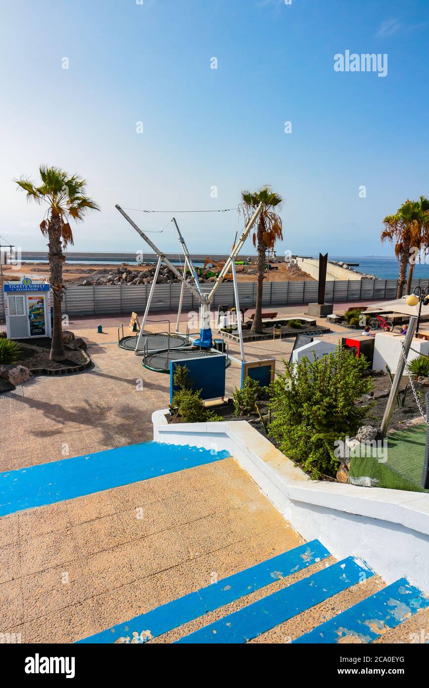 Aire de loisirs déserte à la marina de Playa Blanca, Lanzarote, îles Canaries, Espagne avec trampoline démonté pendant la pandémie du coronavirus. Banque D'Images