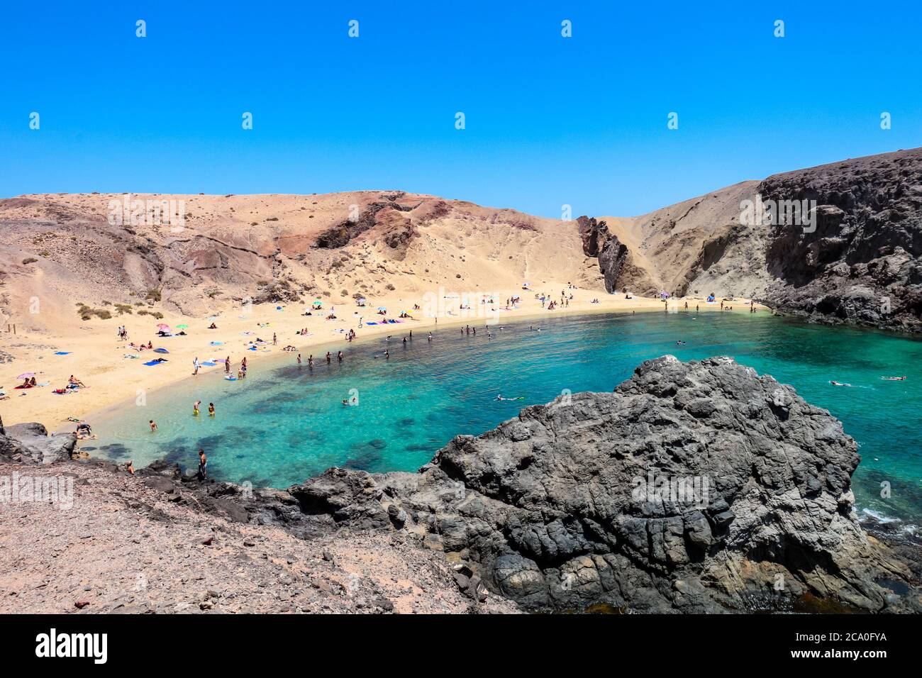 Vue panoramique sur la plage de Papagayo et le paysage volcanique environnant sur la Costa Blanca, Yaiza, Lanzarote, îles Canaries, Espagne. Banque D'Images