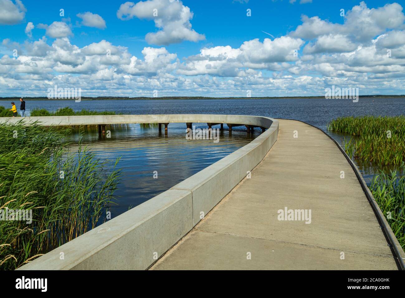 Brücke, pont, Ellipsenbrücke, Seeufer, See, Entspannung, Landschaft, idyllisch,Natur, Wanderweg, Wasser, Schilf, Rundlauf, Rundgang, Filsö, Wolken, Banque D'Images