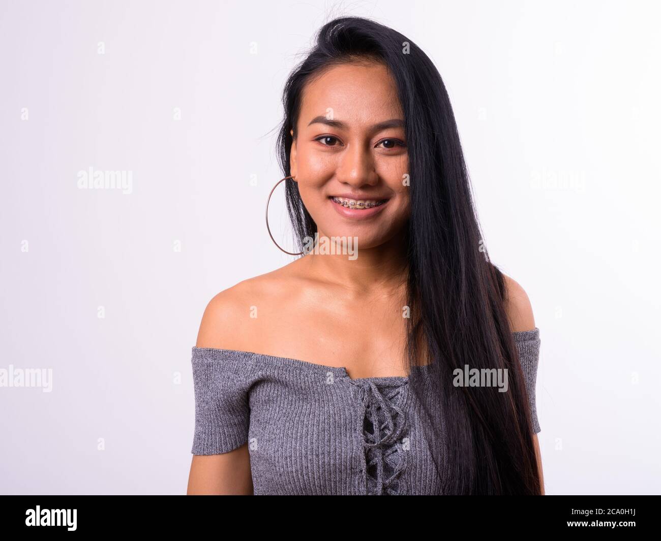 Portrait de jeune heureuse belle femme asiatique avec bretelles Banque D'Images