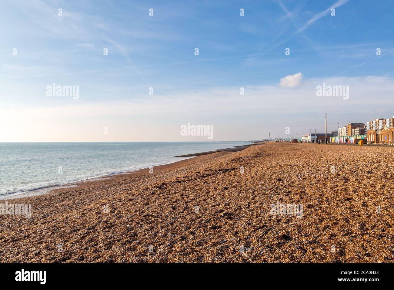 En regardant le bord de mer de Hove vers Shoreham, lors d'une journée ensoleillée d'hiver Banque D'Images