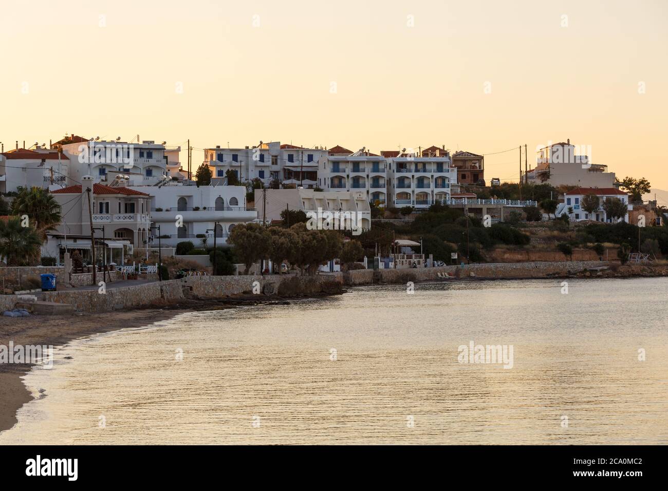 Megalochori, Grèce - Novembre 02, 2019 : Front de mer le village de Megalochori sur l'île d'Agistri, Grèce. Banque D'Images