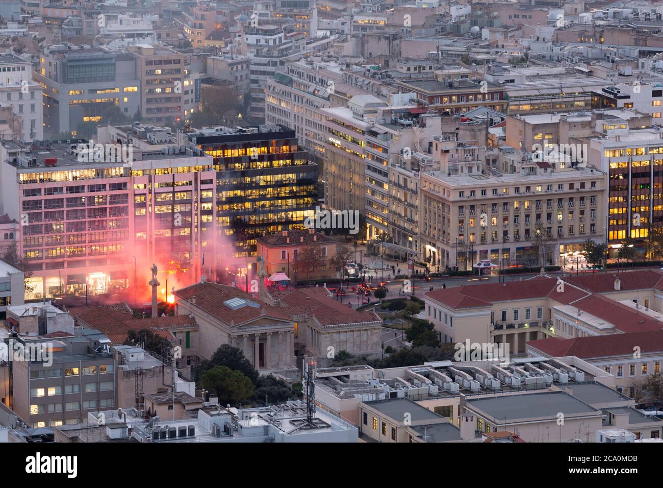 Athènes, Grèce - Décembre 11, 2019 : en Protes Panepistimio dans le centre d'Athènes comme vu de la colline du Lycabette. Banque D'Images