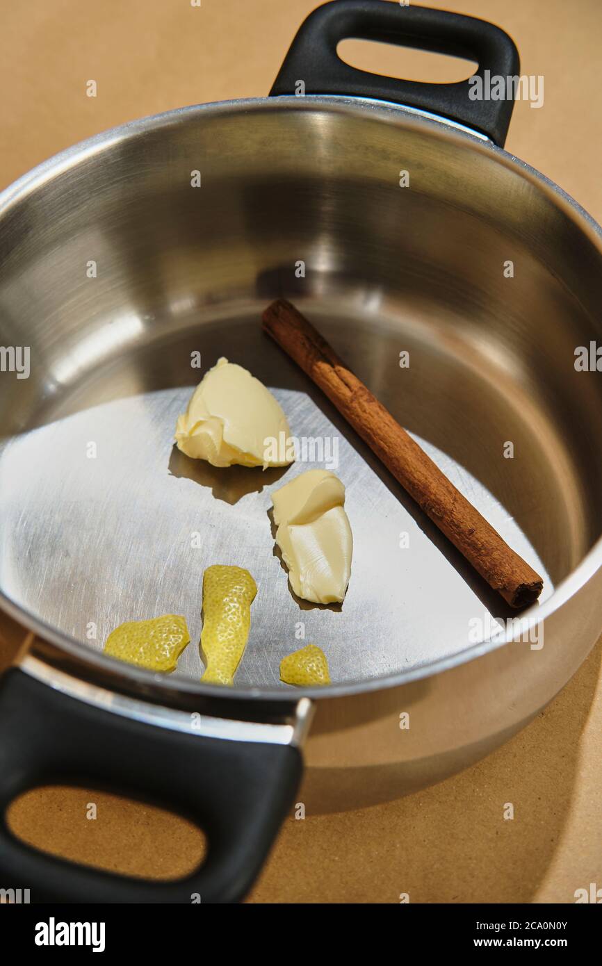 pot en acier préparé avec de la cannelle, du citron et du beurre pour  verser du lait et Photo Stock - Alamy