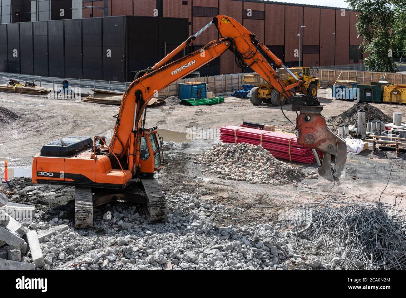 Pelle hydraulique triant les déchets de démolition et recyclant les métaux à Helsinki, en Finlande Banque D'Images
