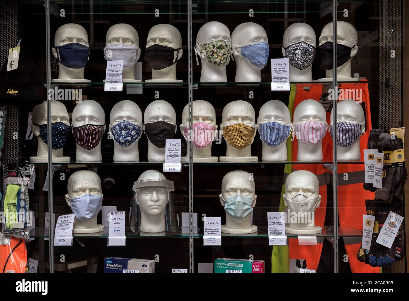Sélection sur les masques de visage exposés dans la fenêtre de Herats à Édimbourg pendant la pandémie du coronavirus Covid-19. Écosse, Royaume-Uni. Banque D'Images