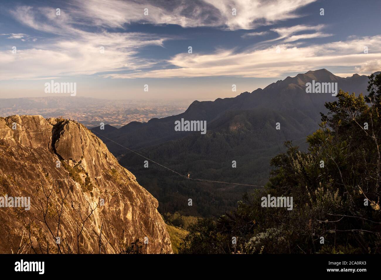 Belle vue sur l'aventure highliner avec de grandes montagnes à l'arrière, près d'Itatiaia, Serra da Mantiqueira, Rio de Janeiro, Brésil Banque D'Images