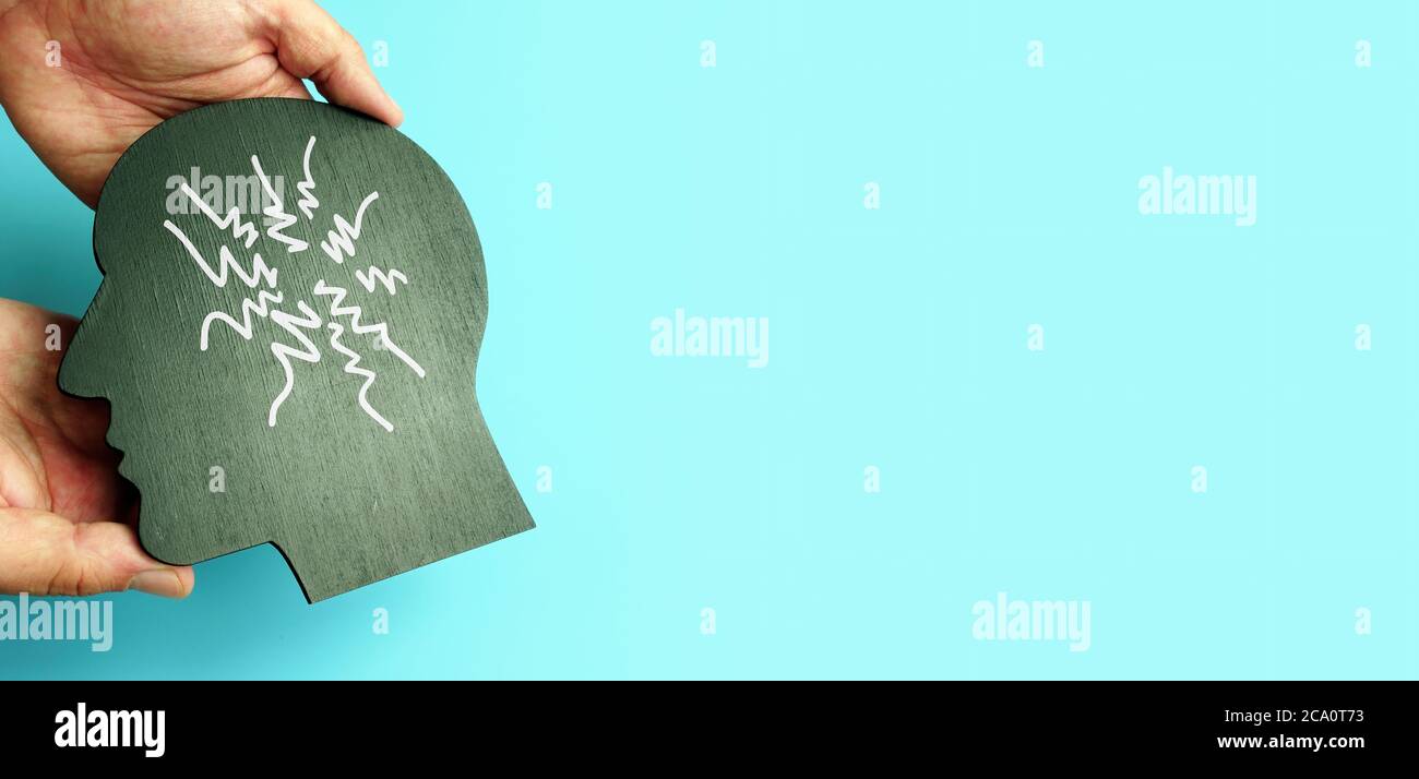 AVC et maux de tête graves concept. Les mains tiennent la forme de la tête Banque D'Images