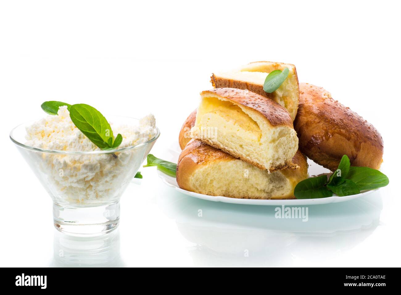 gâteaux maison sucrés avec fromage cottage isolé sur fond blanc Banque D'Images