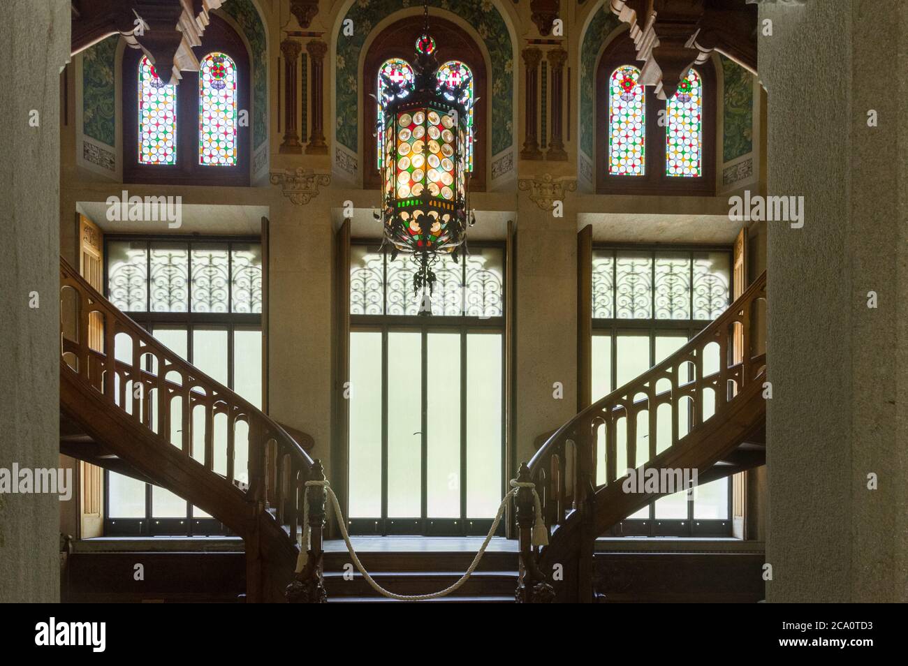 Gressoney-Saint-Jean, Italie (31 juillet 2020) - la salle d'entrée du château Savoia avec le magnifique escalier double en bois Banque D'Images