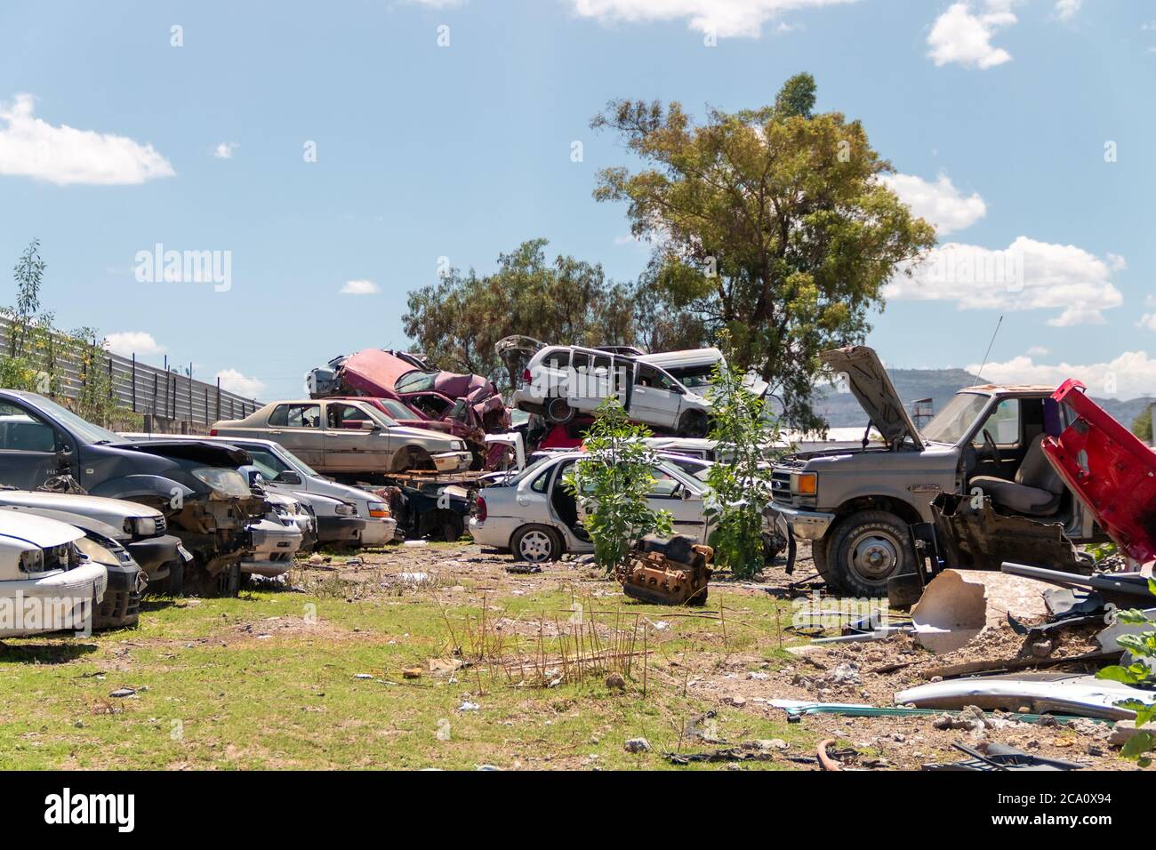 Vieilles voitures endommagées sur le chantier en attente de recyclage à Mexico. Mexique Banque D'Images