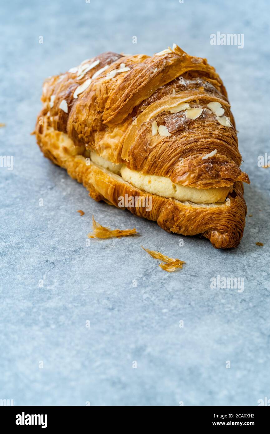 Croissant frais avec crème d'amande. Prêt à servir et à manger. Banque D'Images