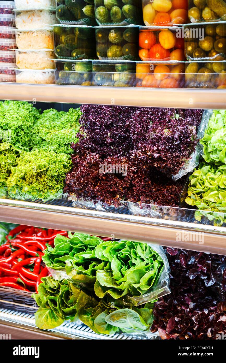 Mélange coloré de différents légumes et légumes frais et verts rouges, orange, jaunes, verts et en conserve aux étagères du supermarché Banque D'Images