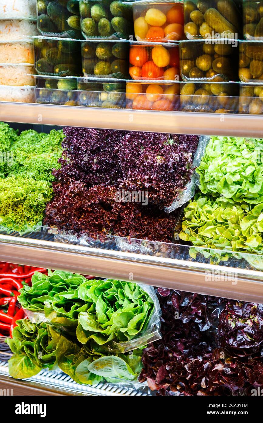 Mélange coloré de différents légumes et légumes frais et verts rouges, orange, jaunes, verts et en conserve aux étagères du supermarché Banque D'Images
