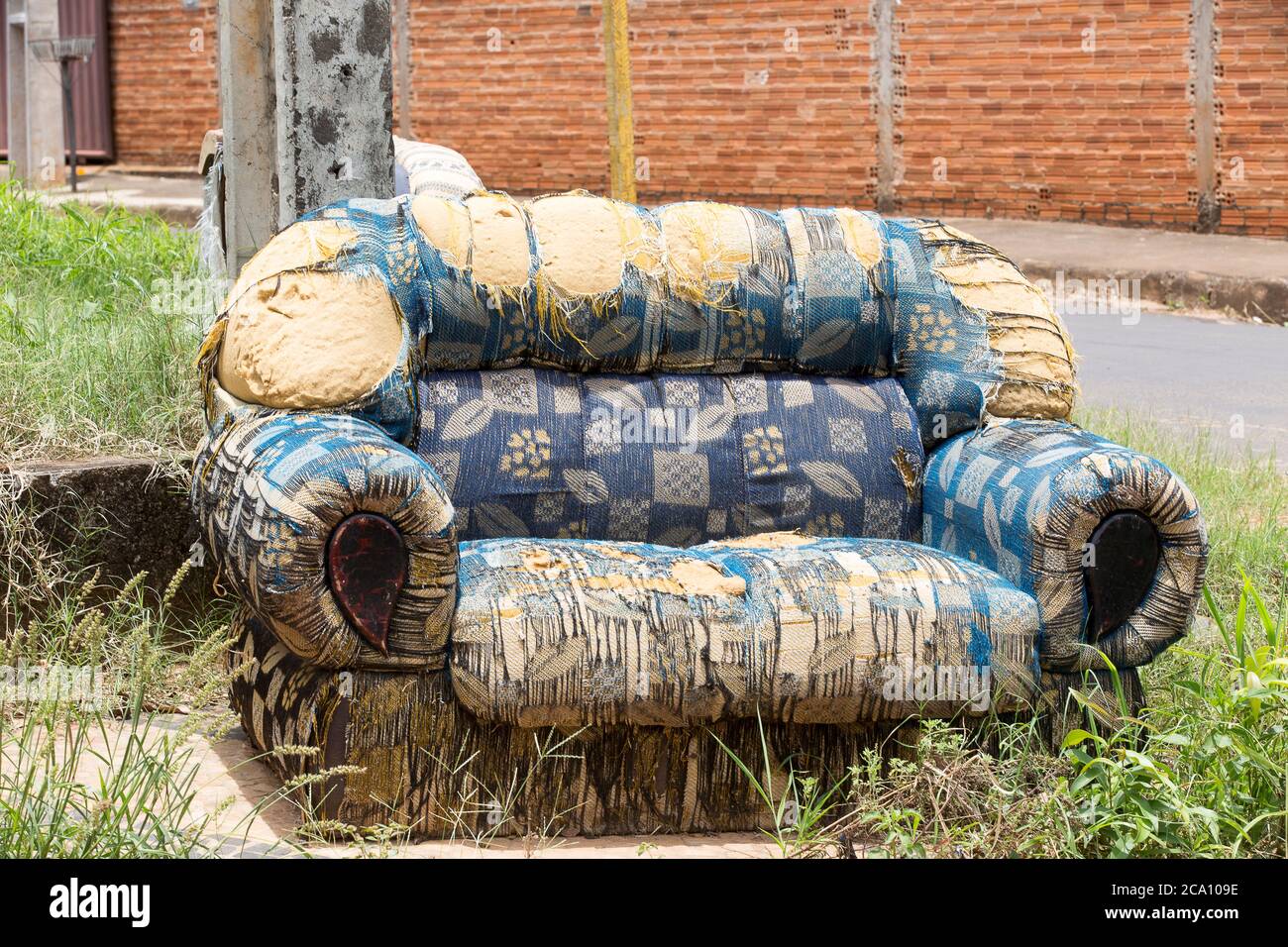 Un ancien autocar abandonné dans la rue de Sao Paulo, Brésil Banque D'Images