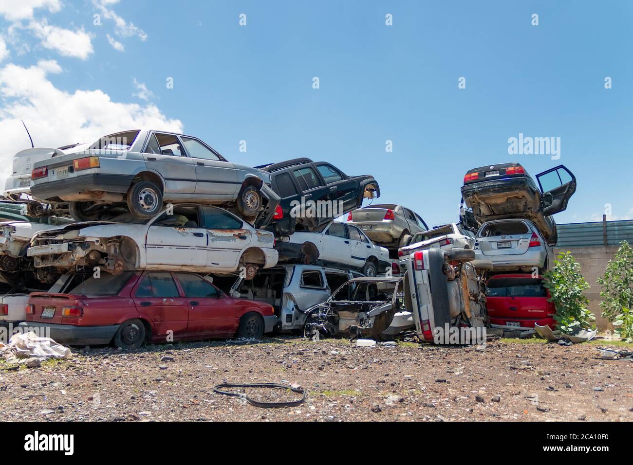 Vieilles voitures endommagées sur le chantier en attente de recyclage à Mexico. Mexique Banque D'Images