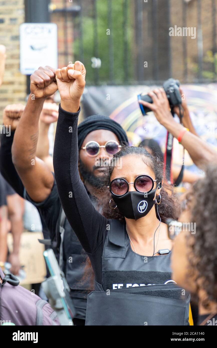 Membre de Forever Family pendant la Marche des réparations du jour de l'émancipation d'Afrikan, Brixton, Londres, 1er août 2020 Banque D'Images